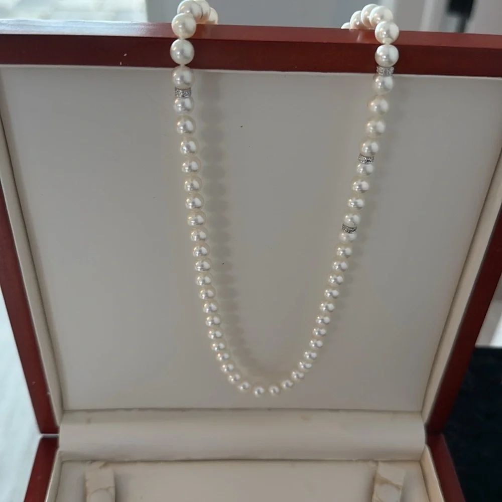 Vintage 20 inch high quality costume pearl necklace.
FINAL MARKDOWN. - Picture 8 of 11